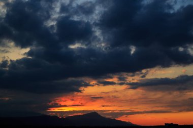 Güneş dağların arkasında batıyor. güzel panorama ve görünüm o