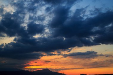 Güneş dağların arkasında batıyor. güzel panorama ve görünüm o