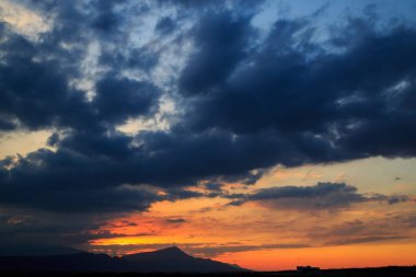 Güneş dağların arkasında batıyor. güzel panorama ve görünüm o
