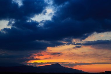 Güneş dağların arkasında batıyor. güzel panorama ve görünüm o