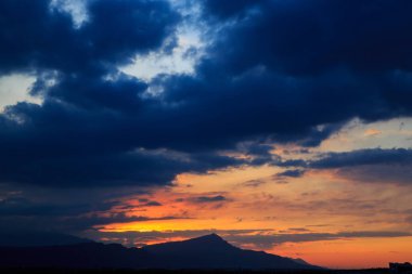 Güneş dağların arkasında batıyor. güzel panorama ve görünüm o