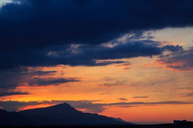 Güneş dağların arkasında batıyor. güzel panorama ve görünüm o