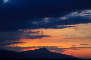 Güneş dağların arkasında batıyor. güzel panorama ve görünüm o
