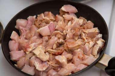 tavuk elektrikli bir soba üzerinde bir tavada kızartılır. ev aşçı