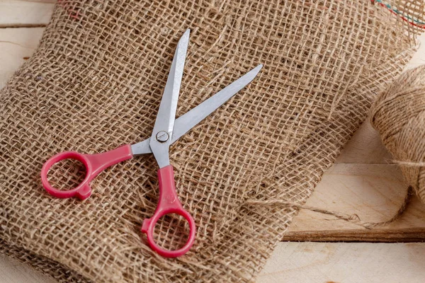 ahşap arka plan üzerinde vintage makas ve tuval. üst görünüm