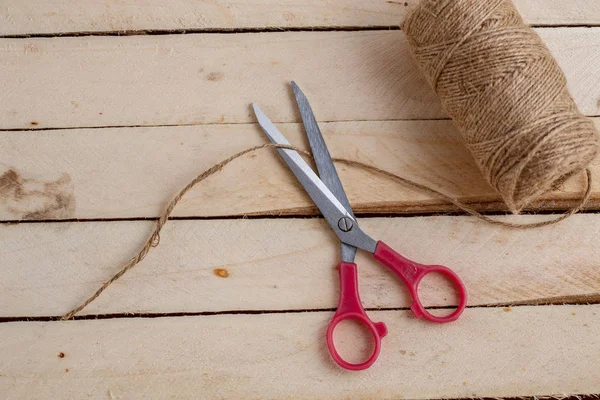 Gunting Vintage Dan Kanvas Latar Belakang Kayu Tampilan Atas — Stok Foto