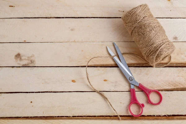 ahşap arka plan üzerinde vintage makas ve tuval. üst görünüm
