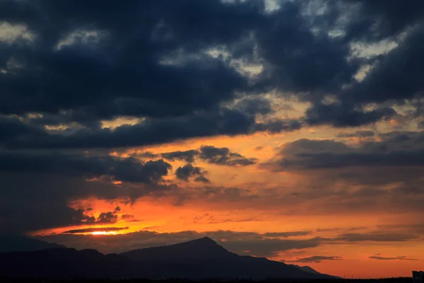 The sun sets behind the mountains. beautiful panorama and view o — Stock Photo, Image