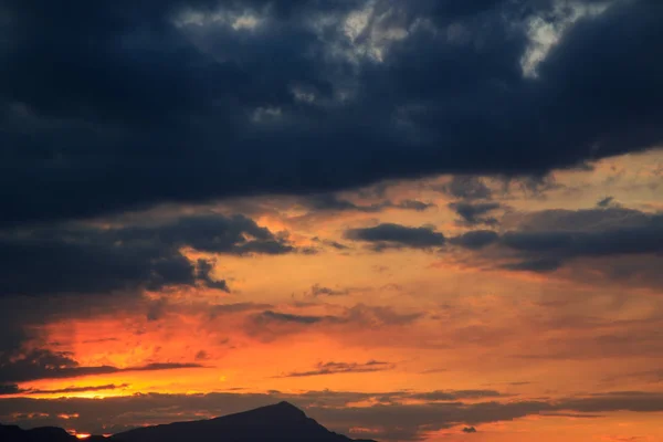 Солнце заходит за горы. красивая панорама и вид — стоковое фото