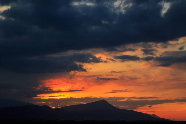 Солнце заходит за горы. красивая панорама и вид — стоковое фото