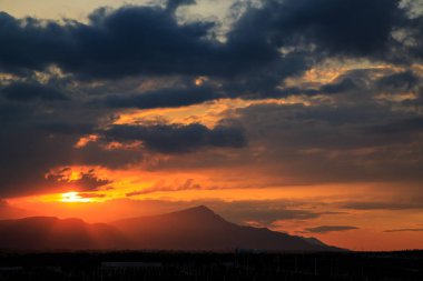 Güneş dağların arkasında batıyor. güzel panorama ve görünüm o
