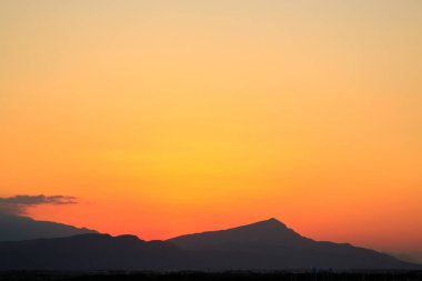Güneş dağların arkasında batıyor. güzel panorama ve görünüm o