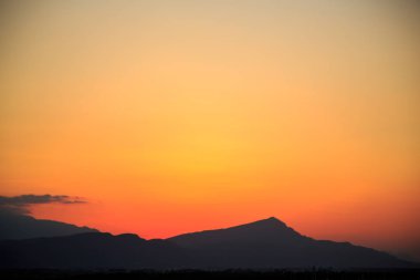 Güneş dağların arkasında batıyor. güzel panorama ve görünüm o