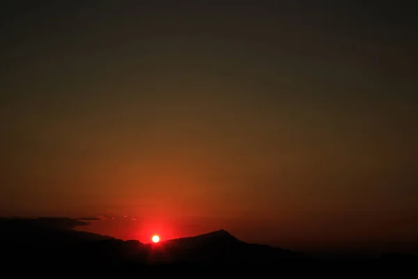 Ο ήλιος δύει πίσω από τα βουνά. όμορφο πανόραμα και θέα o — Φωτογραφία Αρχείου