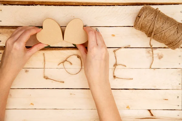 Las Manos Las Mujeres Extienden Los Corazones Palabra Amor Los — Foto de Stock