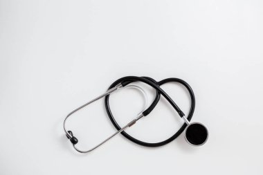 beyaz izole arka plan üzerinde vintage stetoskop