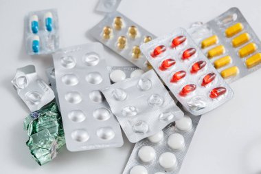 beyaz izole arka plan üzerinde paketler halinde ilaçlar