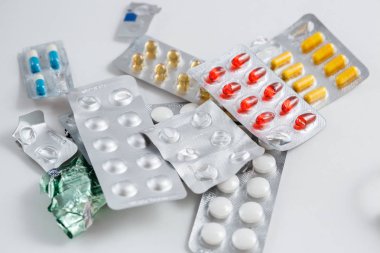 beyaz izole arka plan üzerinde paketler halinde ilaçlar