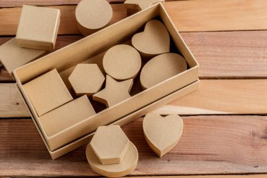 ahşap arka plan üzerinde karton biyobozunur çevre dostu hediye kutuları