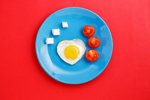 Huevos Fritos Forma Corazón Sobre Plato Azul Sobre Fondo Rojo —  Fotos de Stock