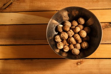 ahşap bir masa ve demir mutfak eşyaları üzerinde ceviz