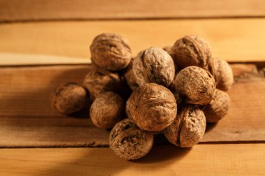 ahşap bir masa ve demir mutfak eşyaları üzerinde ceviz