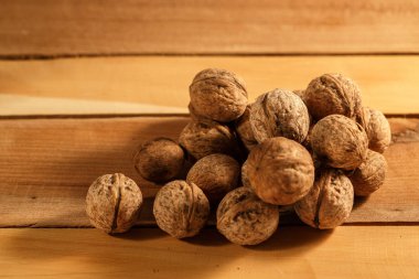 ahşap bir masa ve demir mutfak eşyaları üzerinde ceviz