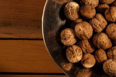 ahşap bir masa ve demir mutfak eşyaları üzerinde ceviz