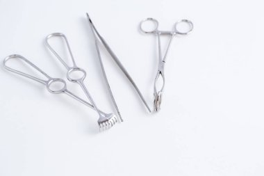 beyaz izole arka plan üzerinde cerrahi aletler. üst görünüm