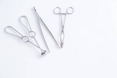 beyaz izole arka plan üzerinde cerrahi aletler. üst görünüm