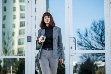 sokakta kahve ile bussines kadın