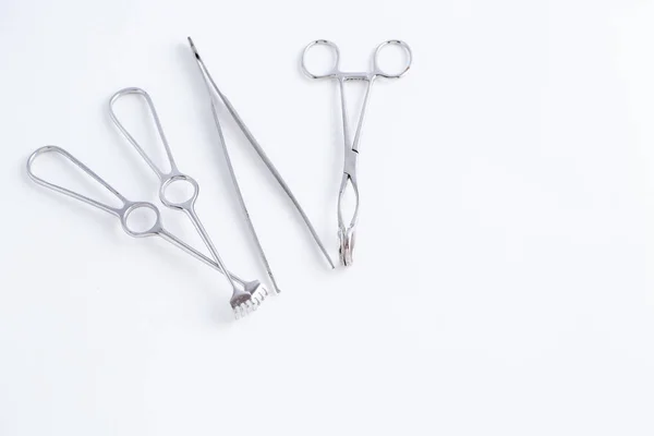 Instrumentos Cirúrgicos Fundo Isolado Branco Vista Superior — Fotografia de Stock
