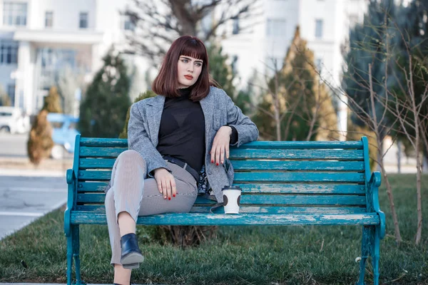 Mooie Jonge Vrouw Zittend Een Bankje Met Een Kopje Koffie — Stockfoto