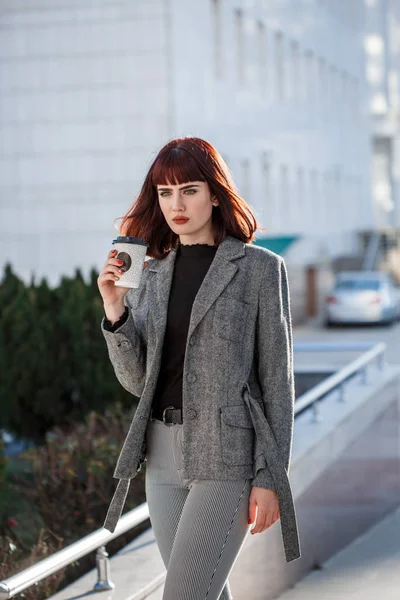 Bussines Vrouw Met Koffie Straat — Stockfoto