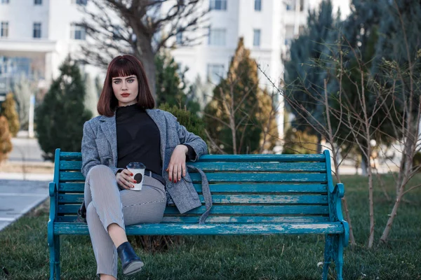 Hermosa Joven Sentada Banco Con Una Taza Café — Foto de Stock