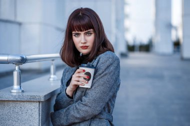 sokakta kahve ile bussines kadın
