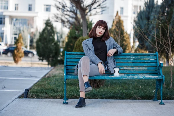 Hermosa Joven Sentada Banco Con Una Taza Café — Foto de Stock