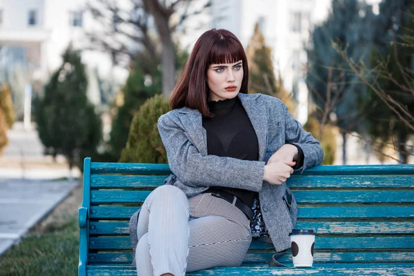 Hermosa Joven Sentada Banco Con Una Taza Café — Foto de Stock