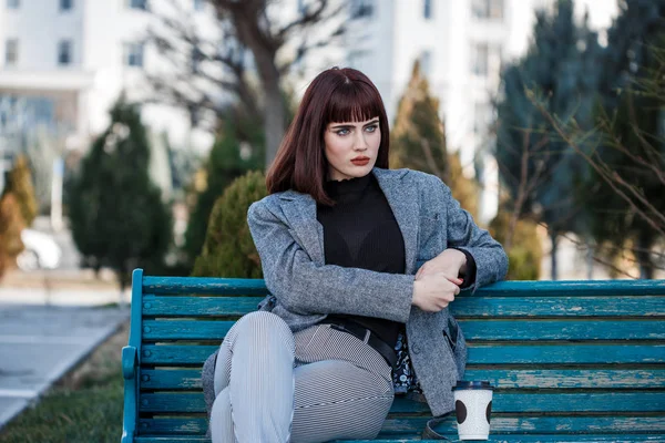 Hermosa Joven Sentada Banco Con Una Taza Café — Foto de Stock