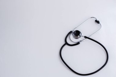 beyaz izole arka plan üzerinde vintage stetoskop. üst görünüm