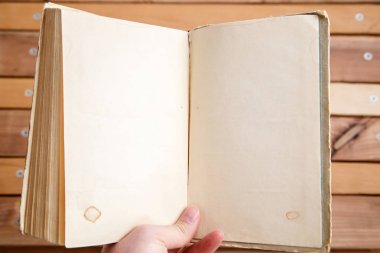 ahşap arka plan üzerinde boş alan ile kitap sayfaları