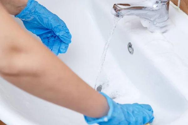 Las Manos Las Mujeres Guantes Azules Limpian Fregadero —  Fotos de Stock