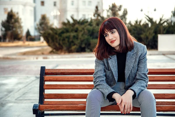 Mooie Jonge Vrouw Zittend Een Bankje Buitenshuis — Stockfoto