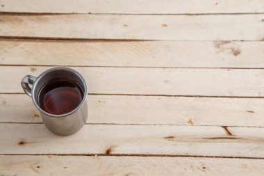 ahşap masada vintage kupa çay