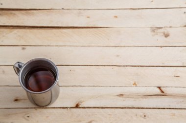 ahşap masada vintage kupa çay