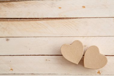 ahşap bir arka plan üzerinde bir kalp şeklinde karton kutular. Üstte görüntü