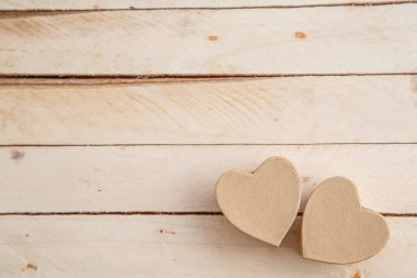 ahşap bir arka plan üzerinde bir kalp şeklinde karton kutular. Üstte görüntü