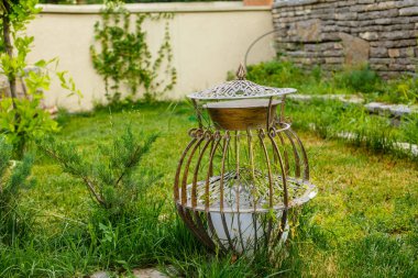 yeşil çim üzerinde vintage metal bahçe fener