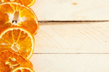 ahşap arka plan üzerinde kurutulmuş portakal. üst görünüm