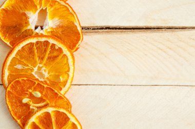 ahşap arka plan üzerinde kurutulmuş portakal. üst görünüm